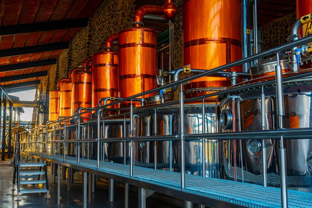 Alambiques de destilación de cobre - Universidad del Tequila IPBA